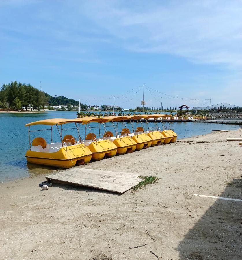 Glossy Marina Homestays Lumut Luaran gambar