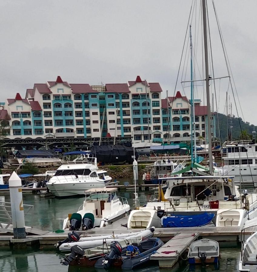 Glossy Marina Homestays Lumut Luaran gambar