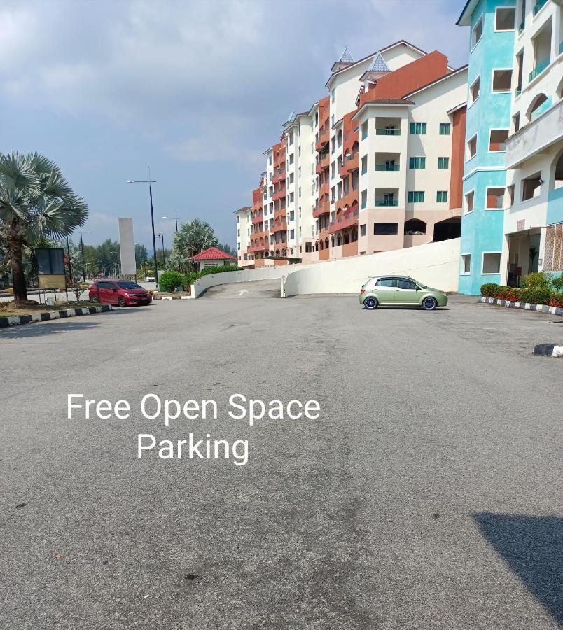 Glossy Marina Homestays Lumut Luaran gambar
