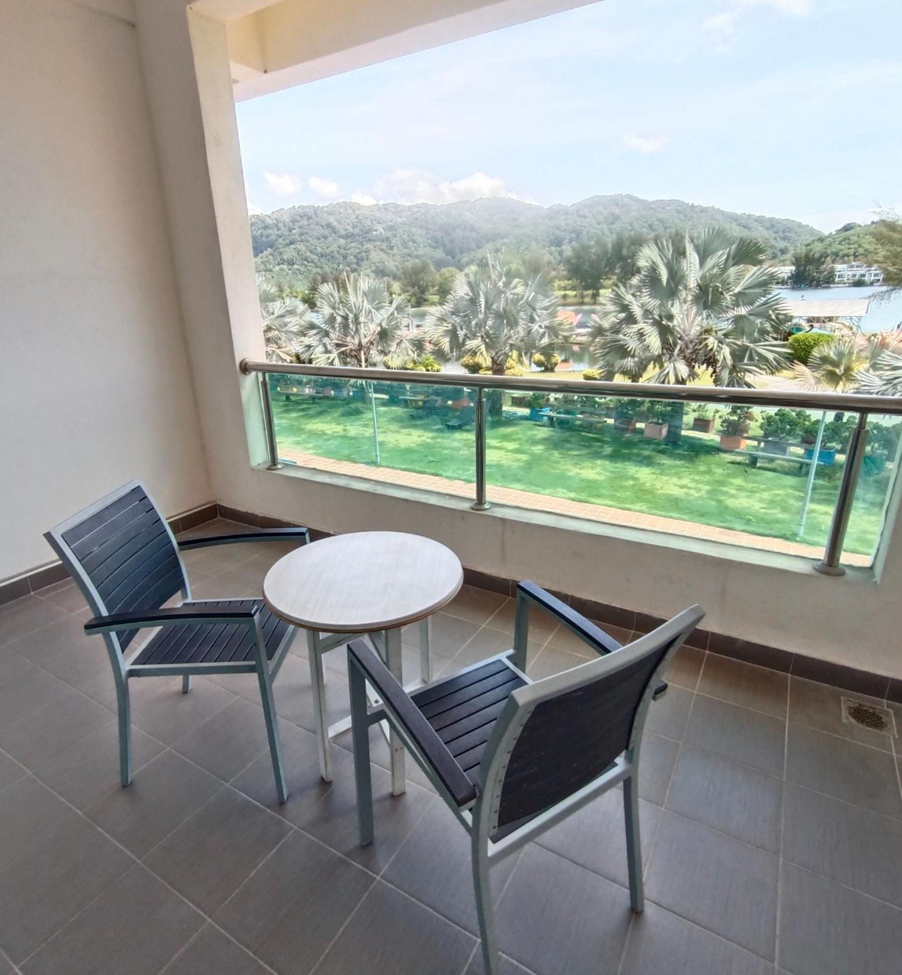 Glossy Marina Homestays Lumut Luaran gambar