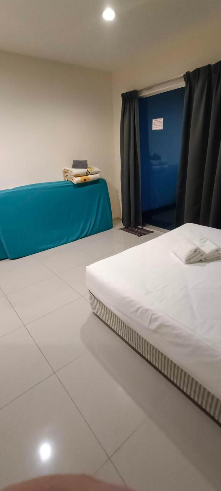 Glossy Marina Homestays Lumut Luaran gambar
